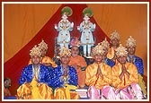 Swamishri with BAPS teenagers after their welcome dance