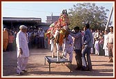 Local devotees make a Kathiavadi mare perform various shows before Swamishri. The mare dances to the rhythm of a dhol. It even dances on a latticed-bed of nylon ropes 