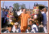 Swamishri with devotees who trained the mare