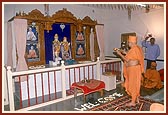 Swamishri performs arti of the deities at the Sanskardham