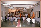 Swamishri performs arti of the deities at the Sanskardham