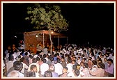 Swamishri blesses the evening satsang assembly