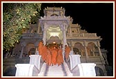 After Thakorji's darshan Swamishri descends the mandir steps