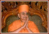 Swamishri bows to all in the welcome assembly