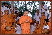 Swamishri with sadhus, parshads and sadhaks