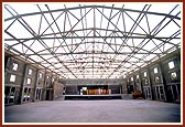 Swamishri observes the under-construction assembly hall 