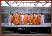 Swamishri observes the under-construction assembly hall 