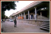 Swamishri observes the under-construction assembly hall 