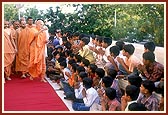 Swamishri blesses children