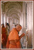 Swamishri performs arti of Thakorji on the festive occassion of Bhagwan Swaminarayan's 225th birthday anniversary 