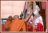 Swamishri performs the murti-pratishtha rituals of new murtis for the BAPS Swaminarayan Mandir for Botad