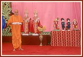 Swamishri performs arti