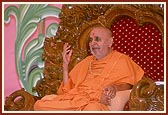 Swamishri blesses the satsang assembly 