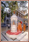 Swamishri circumambulates a holy shrine