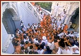 The ambience while Swamishri goes towards the rang mandap