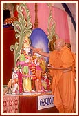 Swamishri performs murti-pratishtha rituals of murtis for the BAPS Swaminarayan Mandir for Barvala