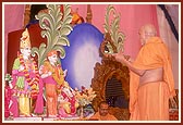 Swamishri performs murti-pratishtha rituals of murtis for the BAPS Swaminarayan Mandir for Barvala