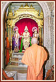 Swamishri engaged in darshan of Thakorji