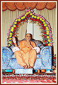 Swamishri blesses the assembly