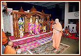 Swamishri performs the pratishtha arti of murtis for the BAPS Shri Swaminarayan Mandir, Mahijda
