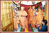 Swamishri inaugurates the opening of the mandir with Vedic rituals