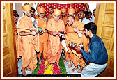 Swamishri inaugurates the opening of the mandir with Vedic rituals