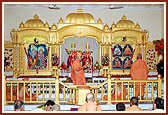 Swamishri performs arti of the deities