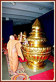 Swamishri performs pujan and arti of the grand kalashas 