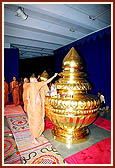 Swamishri performs pujan and arti of the grand kalashas 