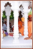 Swamishri consecrates the footprints of Shriji Maharaj in a shrine in the mandir compound