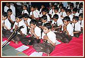Students of Swaminarayan Chatralay, Abu, sing during Swamishri's puja