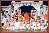 Children with Swamishri after their sacred thread ceremony (janoi)