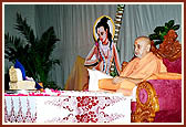 Swamishri performs his morning puja 