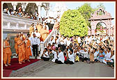 Swamishri bows to the devotees seated in the mandir precincts