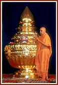 Swamishri performs pujan and arti of the grand kalashas 