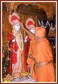 Swamishri performs pujan of Shri Akshar Purushottam Maharaj