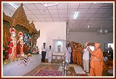 Swamishri performs arti of the deities