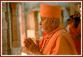 Swamishri engaged in darshan of Thakorji