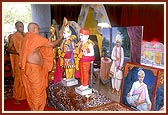 Swamishri performs murti-pratishtha rituals of new murtis for Mahuva BAPS Swaminarayan Mandir