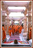 Swamishri on his way to perform pujan of mandir dwarshakh