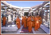 Swamishri observes the mandir construction