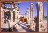 Swamishri observes the mandir construction