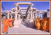 Swamishri observes the mandir construction