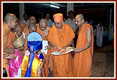 A child attired as a king and offers his kingdom to Swamishri