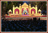 Swamishri blesses the satsang assembly