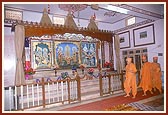 Swamishri visits the BAPS hari mandir for darshan and pradakshina