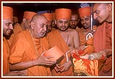 Darshan of Bhagwan Swaminarayan's murti posed in a lunch-posture that was specially made at the instruction of Sadguru Nityanand Swami for worship in his daily puja