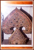 The crown (mugat) given to Bhagwan Swaminarayan by Kushalkunvarba of Dharampur, which He gave to Gunatitanand Swami before He left this earth