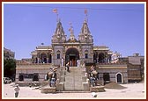 Swamishri goes for darshan at old Swaminarayan Mandir built by Bhagwan Swaminarayan