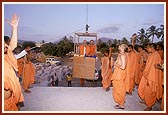 Swamishri observes the under construction BAPS Swaminarayan Mandir